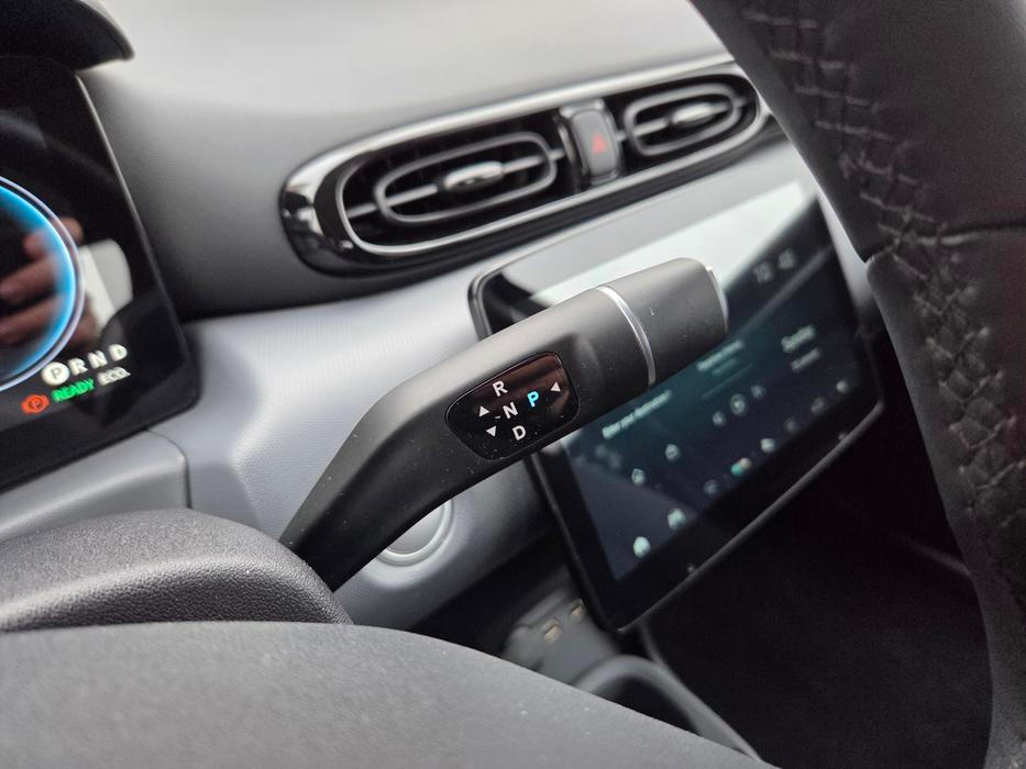 Pod volantem je polič převodovky. Skoro jako v amerických autech.