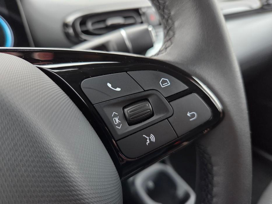 Jak v celém aute fyzická tlačítka nenajdete, na volantu jsou. To usnadňuje především obsluhu audiosytému a některých asistentů.