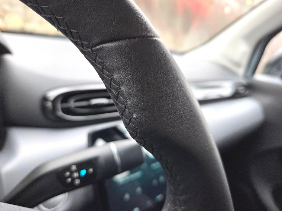 Volant samotný postrádá hlavně v zimě vyhřívání, alespoň je ale obšitý. Nikoliv kůží, ale i koženka je příjemnější než jen samotný polyuretan.