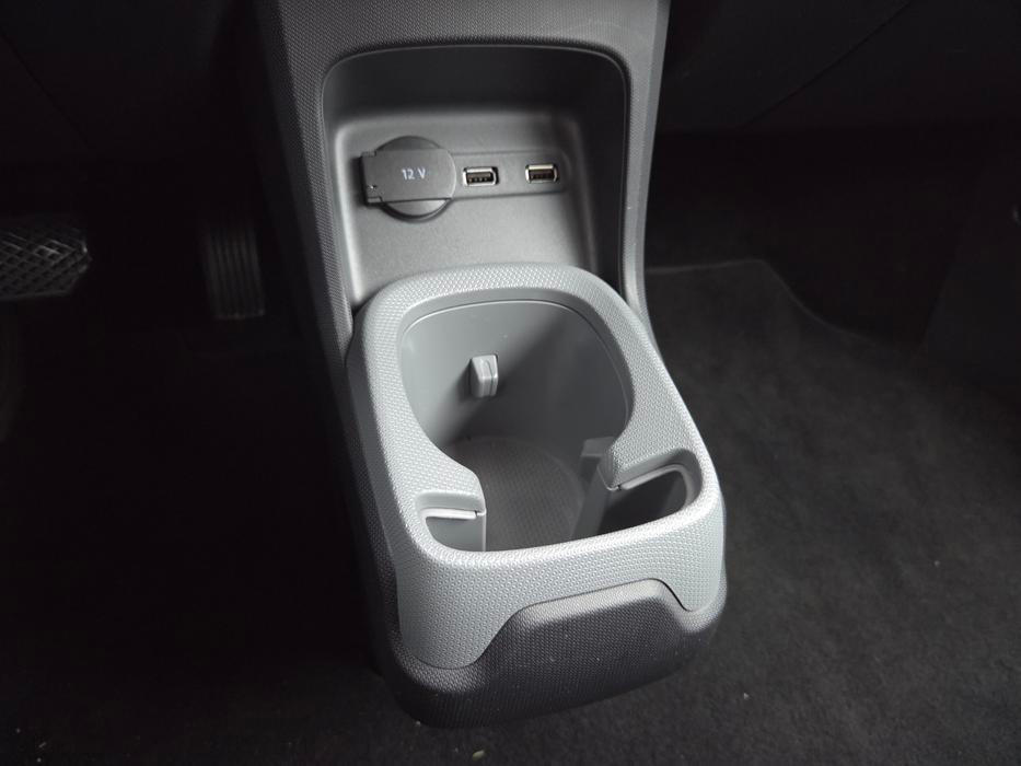 Středový tunel v klasickém smyslu T03 nemá. Palubní deska je zakončená dvojicí USB nabíječek, klasické autozásuvky a držáku nápojů.