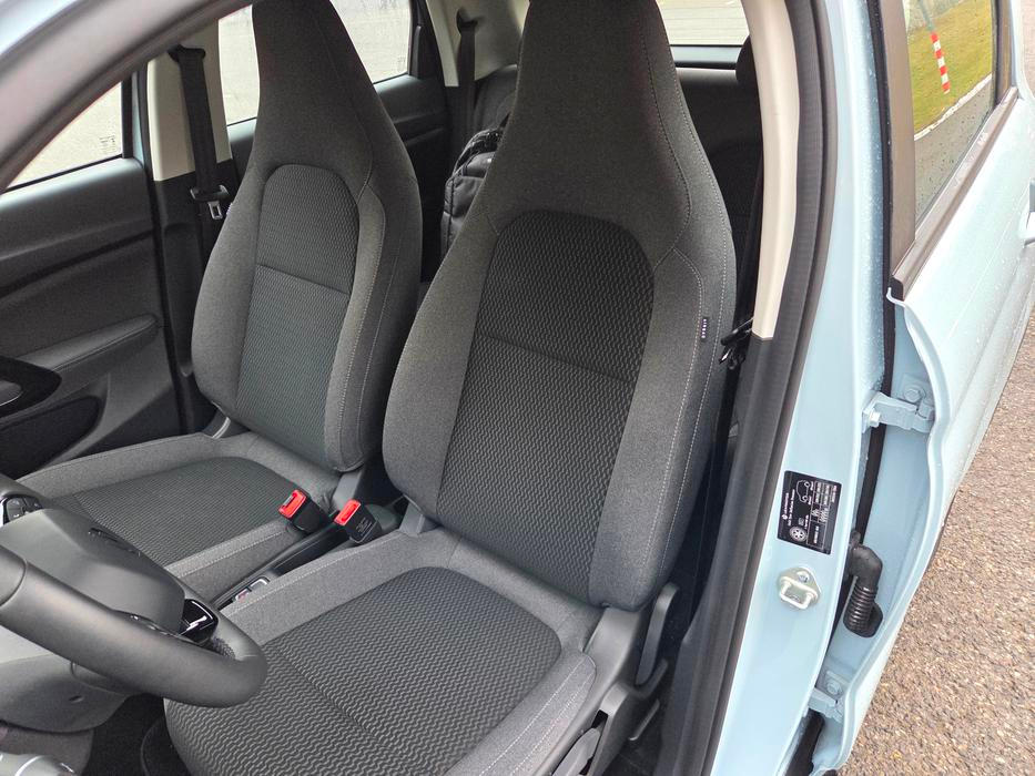 Sedadla sice nemají kdovíjaké boční vedení, ale mají příjemně měkkou výplň i látkový potah. Sedí se v nich pohodlně.