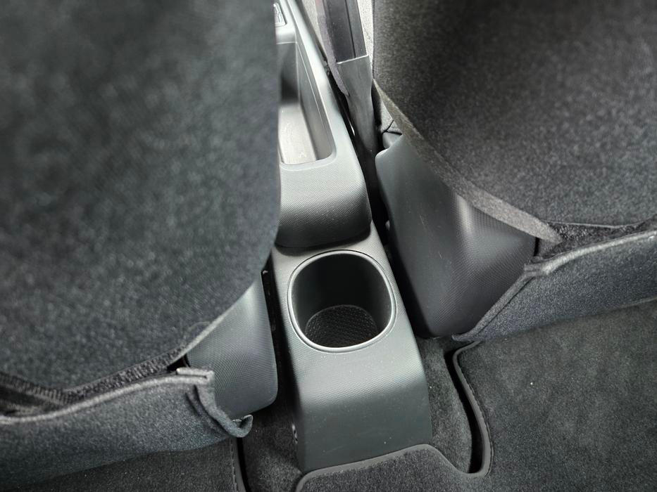 Dokonce je pro cestující vzadu určen jeden držák nápojů.