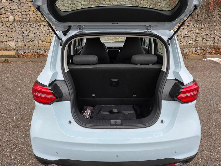 Zavazadlový prostor trpí úzkým vstupním otvorem a vysokou nakládací hranou. Dáno je to i celkovou stavbou karoserie.