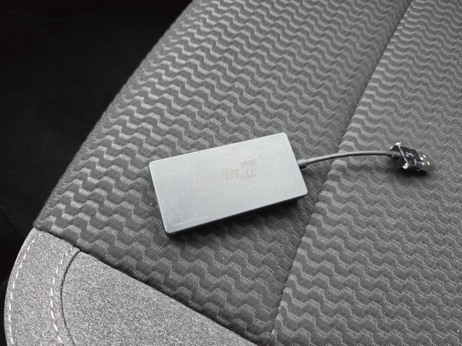 Auto neumí Apple CarPlay a Android Auto; dovozce proto k němu zatím dává tuto krabičku, k níž se dá připojit telefon, pak se rozhraní na centrální obrazovce objeví.