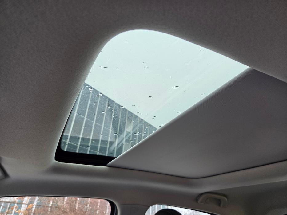 Čínská specialita: i levné auto má ve výbavě střešní okno dokonce s roletkou.