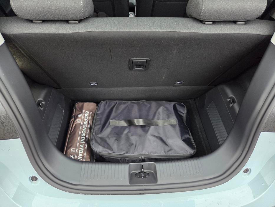 Pokud máte v kufru nabíjecí kabely a povinnou výbavu, základní objem 210 litrů to výrazně zmenšuje.