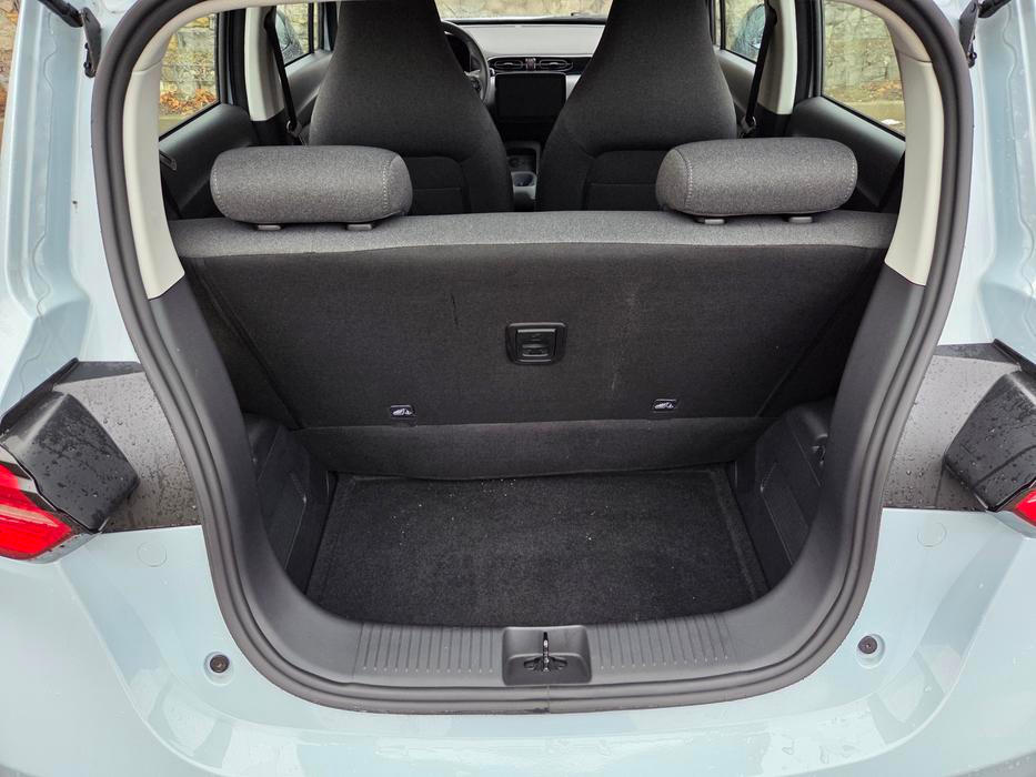 Bez nich je sice kufr hluboký, ale slušně využitelný. Chybí ale jakákoliv krycí roletka.