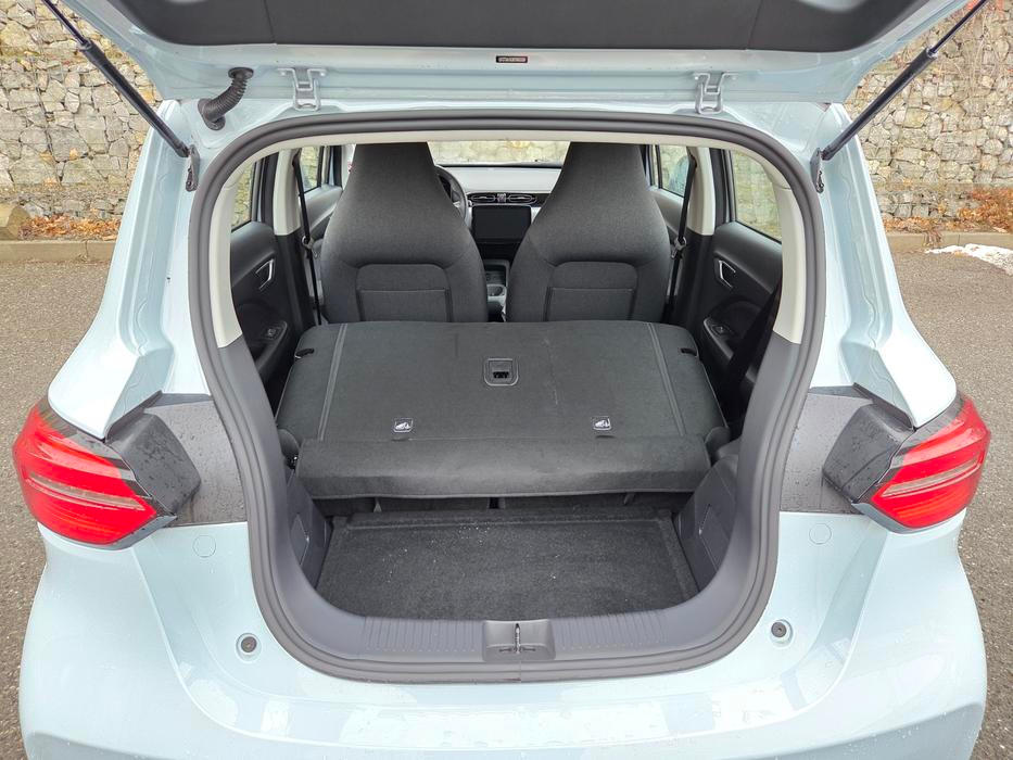 Po sklopení zadních nedělených opěradel vznikne výrazný schod a také objem 880 litrů.