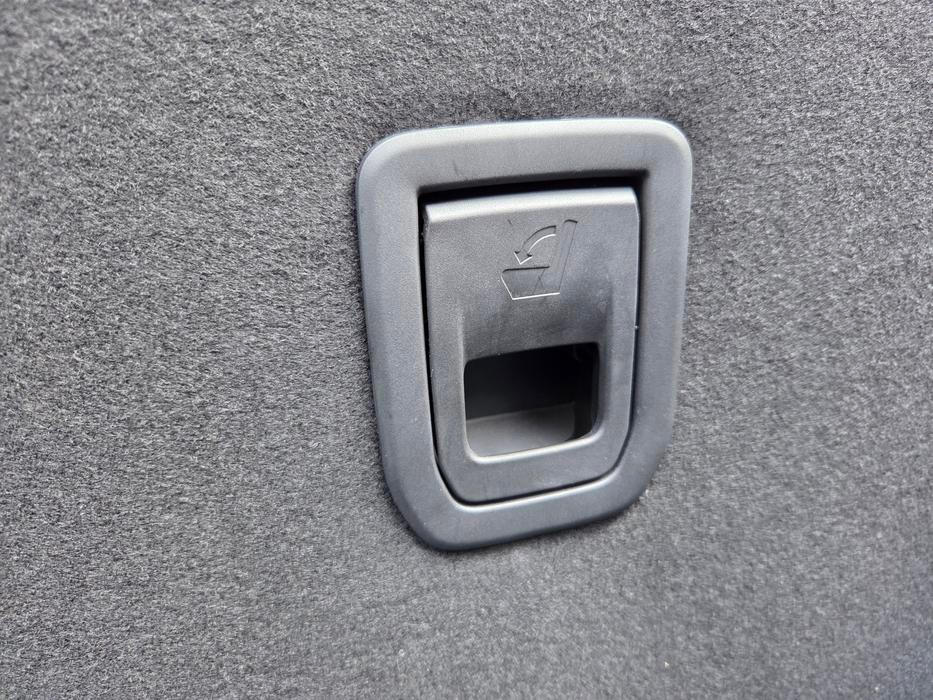 Opěradla se sklápí touto velkou pákou.