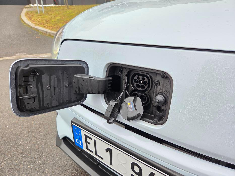 Nabíjecí port je pak logicky také vepředu. Maximální nabíjecí výkon u AC stojanu je 6,6 kW a u DC stojanu 48 kW.