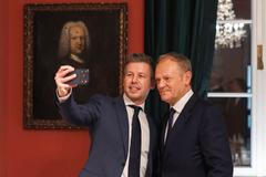 Lídr maďarské opozice Péter Magyar v debatě s polským premiérem Donaldem Tuskem