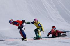 Eva Adamczyková (v červené) ve čtvrtfinále snowboardcrossu na ZOH 2026