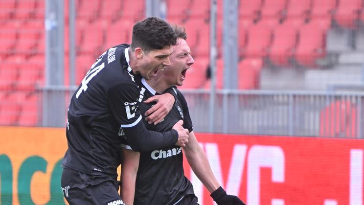 Renato Pantalon a Dominik Hollý z Jablonce slaví gól na hřišti Pardubic