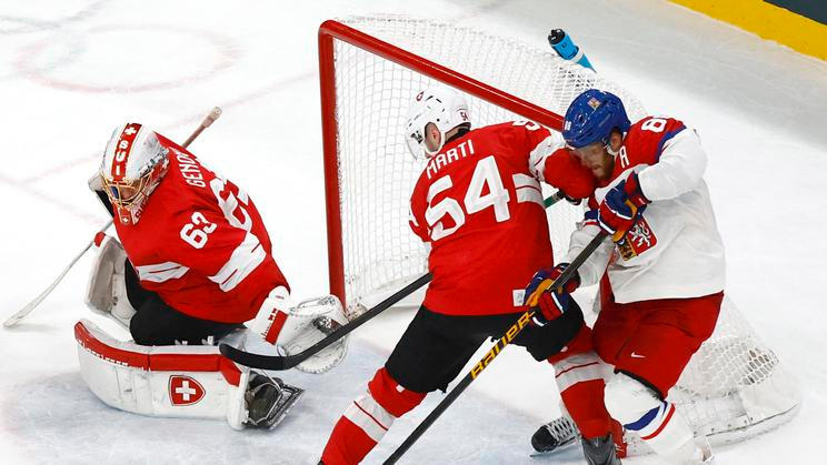 David Pastrňák bojuje s Christianem Martim v zápase Česko - Švýcarsko.