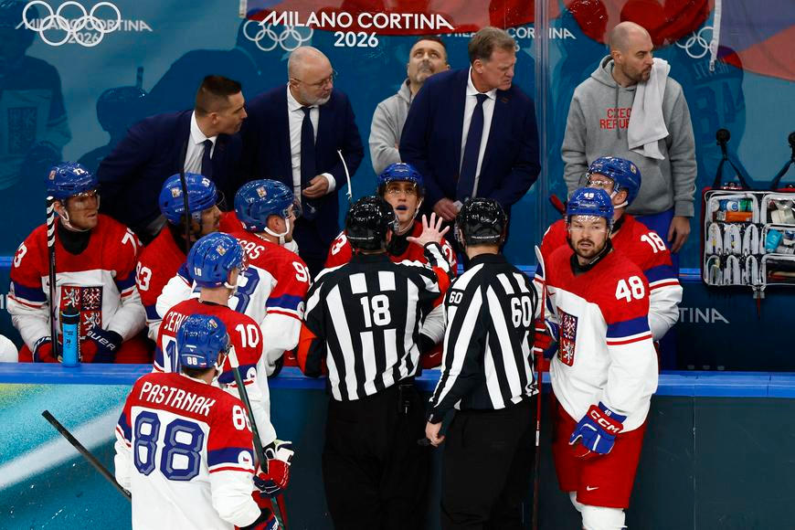 Gól Švýcarů neměl platit, vztekal se Sedlák. Český rozhodčí ho odehnal pryč