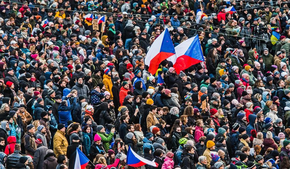 akce Stojíme za prezidentem! , demonstranti, česká vlajka