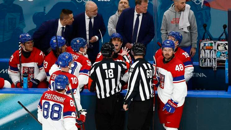 Česká střídačka v debatě s rozhodčími v zápase Česko - Švýcarsko