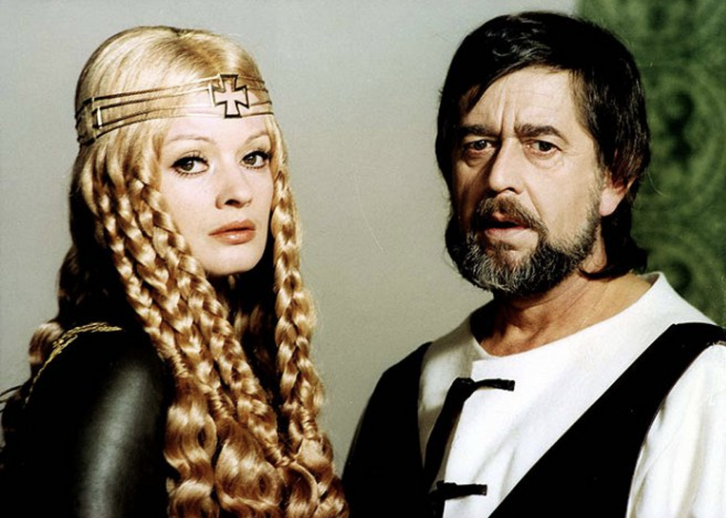 Jana Brejchová a Vlastimil Brodský ve filmovém muzikálu Noc na Karlštejně. Jana Brejchová a Vlastimil Brodský ve filmovém muzikálu Noc na Karlštejně.