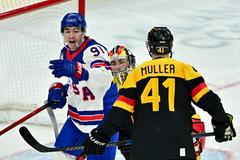 Američan Clayton Keller slaví gól v zápase USA - Německo na ZOH 2026