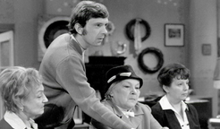 Další spolupráci si oba herci zopakovali hned o dva roky později v seriálu Taková normální rodinka z roku 1971. "Víte, já se vždycky řídím prvotně kvalitou scénáře, to je pro mě nejpodstatnější. Jestli ten scénář a konkrétní postava má nějaké kvality, to jsou věci, které mě zajímají," řekl Hanzlík v rozhovoru pro Českou televizi.