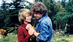 Jaromír Hanzlík se stal láskou Kolářové alias filmové Doubravky také ve filmu Léto s kovbojem, kde si společně zahráli po boku Ondřeje Víznera. Ten se přiznal, že si přál hrát raději kovboje než egoistického medika. Během premiéry a dlouho po ní mu pak prý nikdo neřekl jinak než Boba.