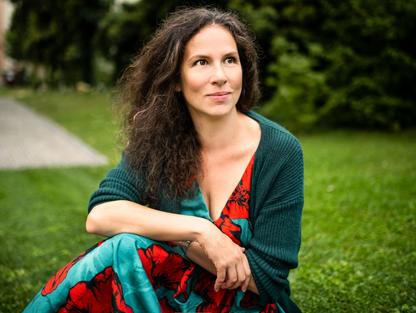 julie dobrovolna, zena