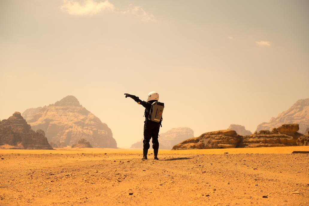 Vědkyně při své práci využívá speciální biometrické oděvy, které dokážou v reálném čase monitorovat srdeční tep a další ukazatele zátěže, ať už v laboratoři, nebo v simulovaném vesmíru.