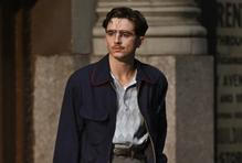 Timothée Chalamet jako hráč stolního tenisu ve filmu Velký Marty.