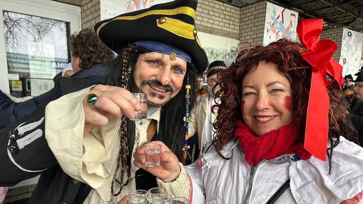 Boris Papp jako "pirát z Karibiku" během fašankové obchůzky po Uherském Brodě společně s tanečnicí souboru Olšava.