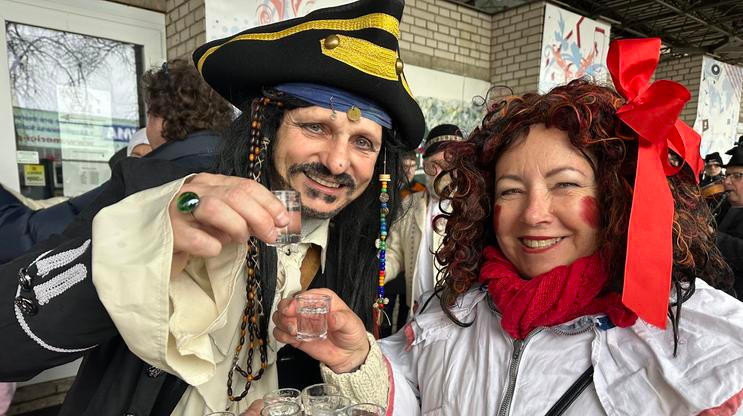 Boris Papp jako "pirát z Karibiku" během fašankové obchůzky po Uherském Brodě společně s tanečnicí souboru Olšava.