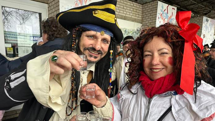 Boris Papp jako "pirát z Karibiku" během fašankové obchůzky po Uherském Brodě společně s tanečnicí souboru Olšava.