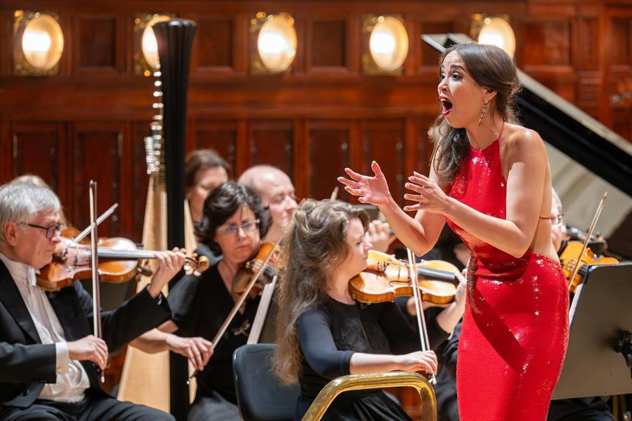 Druhá část koncertu v Obecním domě patřila americkým muzikálům, pro které má sopranistka očividnou slabost.  