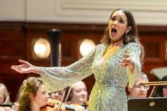 Slavná americká sopranistka Nadine Sierraová zazpívala 14. února 2026 v pražském Obecním domě. 