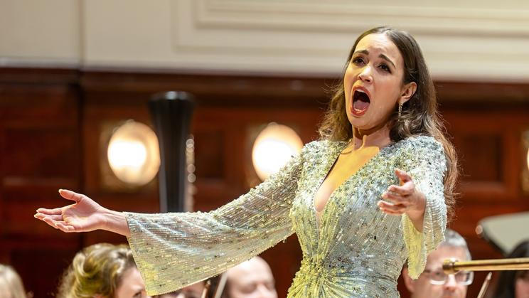 Slavná americká sopranistka Nadine Sierraová zazpívala 14. února 2026 v pražském Obecním domě. 