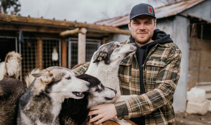 Své psy pojmenovává Jan Kotiš s lehkou nadsázkou – nejdřív podle pohádkových hrdinů, dnes hlavně podle cyklistických legend. Ve smečce tak běhají Chipp a Dale, ale také Cink po Ondřeji Cinkovi, Coppi po Faustu Coppim, Pogy po Tadeji Pogačarovi, Sagy po Peteru Saganovi, Pidcock, Nino i Remco. „Je to taková stáj, která by spolu na kole nikdy nejela. U psů to ale funguje,“ směje se.