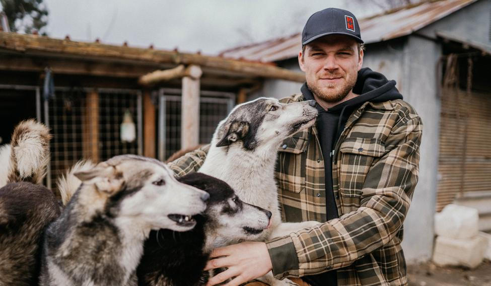 Své psy pojmenovává Jan Kotiš s lehkou nadsázkou – nejdřív podle pohádkových hrdinů, dnes hlavně podle cyklistických legend. Ve smečce tak běhají Chipp a Dale, ale také Cink po Ondřeji Cinkovi, Coppi po Faustu Coppim, Pogy po Tadeji Pogačarovi, Sagy po Peteru Saganovi, Pidcock, Nino i Remco. „Je to taková stáj, která by spolu na kole nikdy nejela. U psů to ale funguje,“ směje se.