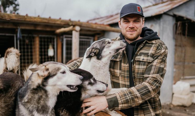 Své psy pojmenovává Jan Kotiš s lehkou nadsázkou – nejdřív podle pohádkových hrdinů, dnes hlavně podle cyklistických legend. Ve smečce tak běhají Chipp a Dale, ale také Cink po Ondřeji Cinkovi, Coppi po Faustu Coppim, Pogy po Tadeji Pogačarovi, Sagy po Peteru Saganovi, Pidcock, Nino i Remco. „Je to taková stáj, která by spolu na kole nikdy nejela. U psů to ale funguje,“ směje se.