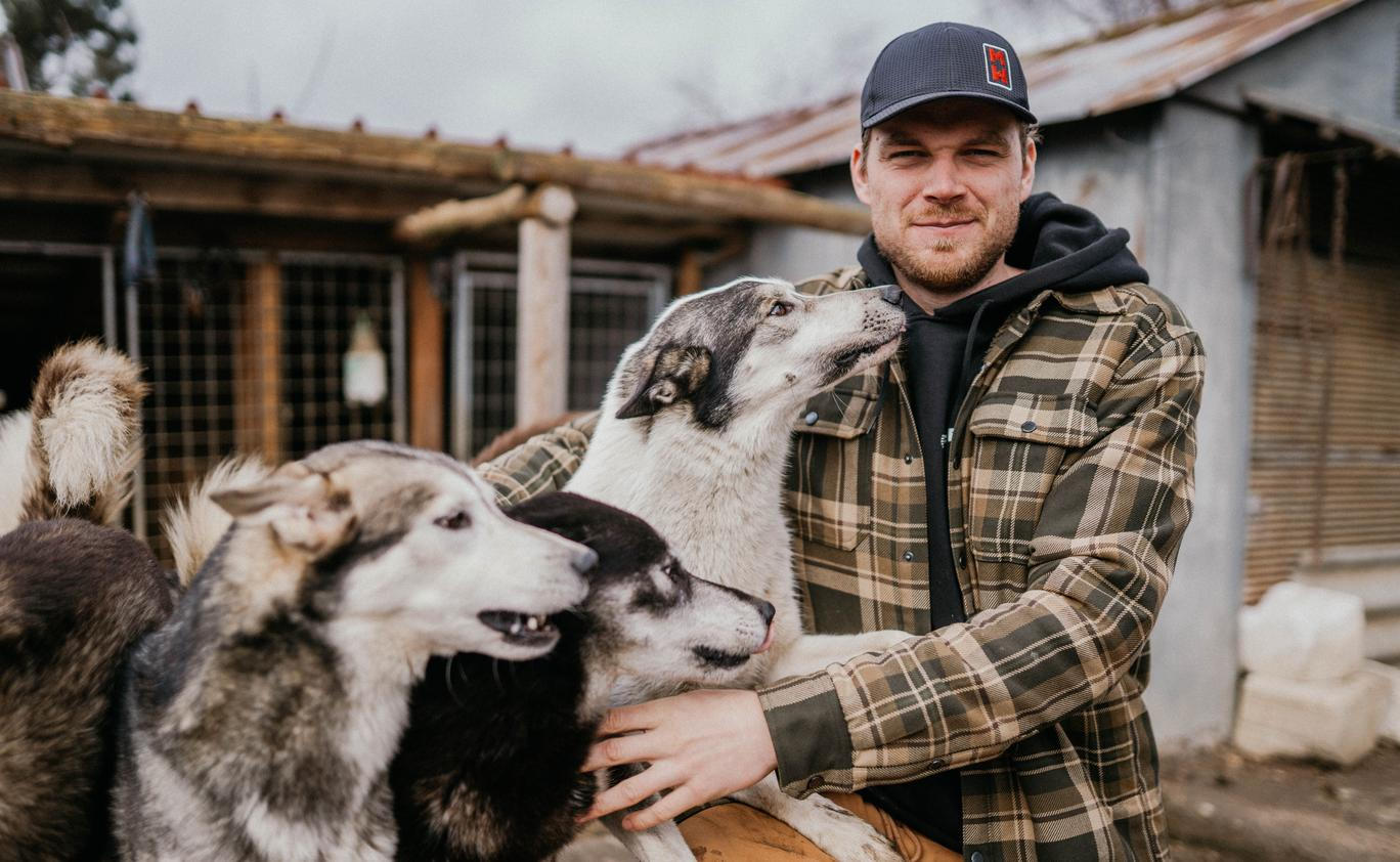 Své psy pojmenovává Jan Kotiš s lehkou nadsázkou – nejdřív podle pohádkových hrdinů, dnes hlavně podle cyklistických legend. Ve smečce tak běhají Chipp a Dale, ale také Cink po Ondřeji Cinkovi, Coppi po Faustu Coppim, Pogy po Tadeji Pogačarovi, Sagy po Peteru Saganovi, Pidcock, Nino i Remco. „Je to taková stáj, která by spolu na kole nikdy nejela. U psů to ale funguje,“ směje se.