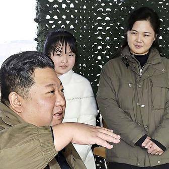 Od té doby státní média stále častěji zobrazují Kim Ču-e po boku jejího otce Kima, na foto společně s  matkou Ri Sol-ču, která po jejím nástupu zmizela z veřejného života.