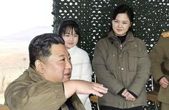 Od té doby státní média stále častěji zobrazují Kim Ču-e po boku jejího otce Kima, na foto společně s  matkou Ri Sol-ču, která po jejím nástupu zmizela z veřejného života.