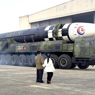 Kim Čong-un si v listopadu 2022 pro veřejnou premiéru své dcery Kim Ču-e stylově vybral odpálení mezikontinentální balistické střely (ICBM). 