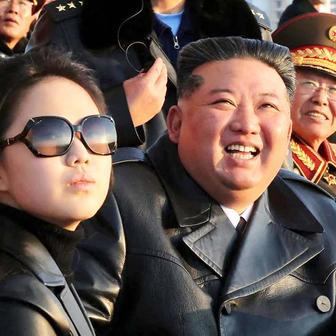 Nyní je Kim Ču-e oslavována jako „velká postava“, což je podle expertů znamení, že je pravděpodobně připravována na to, aby převzala otěže izolovaného režimu vyzbrojeného jadernými zbraněmi.