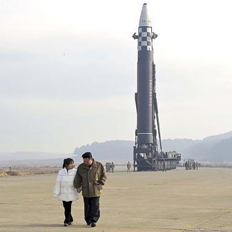 Od listopadu 2022 bral Kim svoji dceru na další místa související s jaderným programem a seznamoval ji s úředníky zapojenými do severokorejských zbrojních programů. Jaderný arzenál označil za významný odkaz vlády své rodiny.