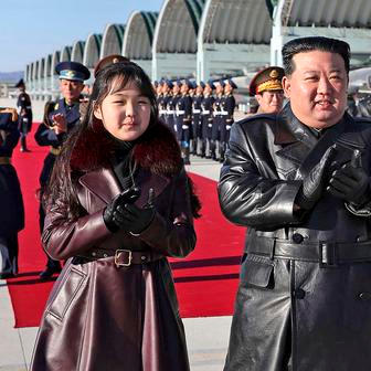 Severní Korea je pod vládou rodiny Kimů od jejího založení v roce 1948, což z ní činí jedinou dynastii v komunistickém světě. Odborníci tvrdí, že Kim Ču-e v roli první dámy z velké části nahradila svou matku, Kimovu manželku Ri Sol-ču.