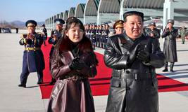 Severní Korea je pod vládou rodiny Kimů od jejího založení v roce 1948, což z ní činí jedinou dynastii v komunistickém světě. Odborníci tvrdí, že Kim Ču-e v roli první dámy z velké části nahradila svou matku, Kimovu manželku Ri Sol-ču.