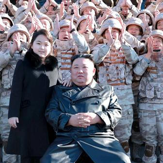 Generální tajemník Korejské strany práce a předseda pro státní záležitosti Korejské lidově demokratické republiky soudruh Kim Čong Un se na pamamátku nechal vyfotografovat s personálem, který přispěl k úspěšnému zkušebnímu odpálení nového typu mezikontinentální balistické rakety Hwasongpcho-17, tolik oficiální popisek agentury KCNA.