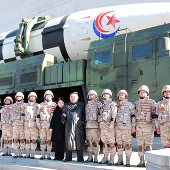 Když se Kim připravoval jako nástupce svého otce Kim Čong-ila, nejprve si vybudoval autoritu u armády, což je klíč k udržení moci. Nyní tím, že bere svoji dceru na vojenské akce, jí ukazuje, jak si získat respekt u vojáků a zajistit si jejich loajalitu při předáváni moci.