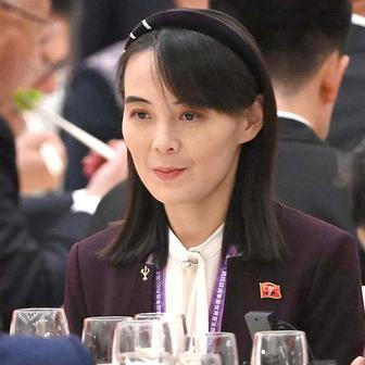 Kimova sestra Kim Jo-čong je nejmladším dítětem bývalého severokorejského nejvyššího vůdce Kim Čong-ila a jeho manželky Ko Jong-chuej. Zdroje uvádí jako datum jejího narození 26. září 1989. Donedávna byla považována za nástupkyni svého bratra ve vůdcovské dynastii Kimů.