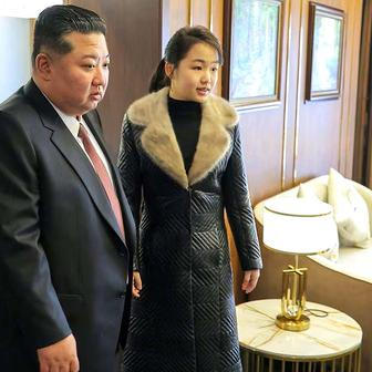 Kim Čong-un otevřel dnes v Pchjongjangu novou bytovou čtvrť pro rodiny vojáků, kteří padli při vojenských operacích v zahraničí. Na snímku s dcerou prohlížejí vybavení bytu.