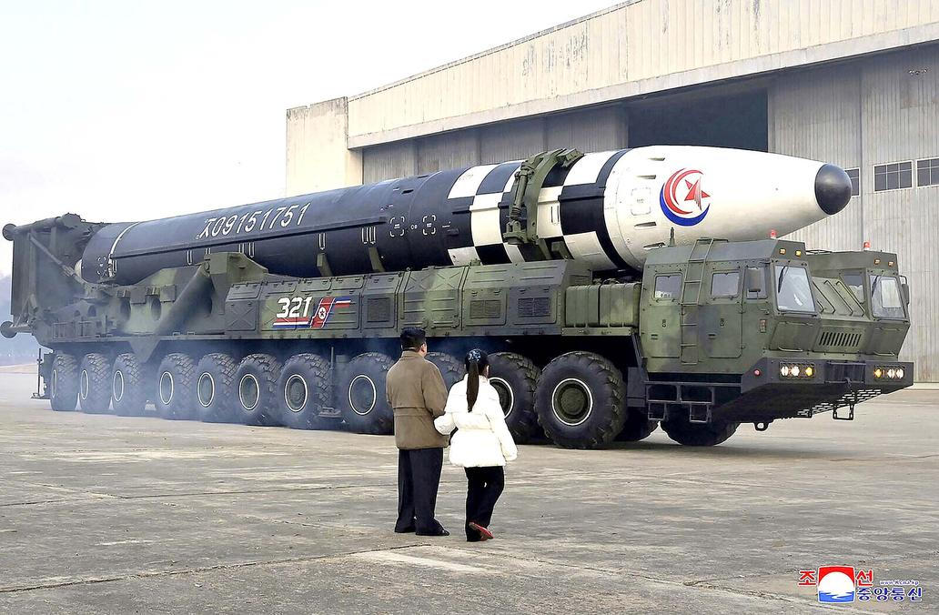 Kim Čong-un si v listopadu 2022 pro veřejnou premiéru své dcery Kim Ču-e stylově vybral odpálení mezikontinentální balistické střely (ICBM). 